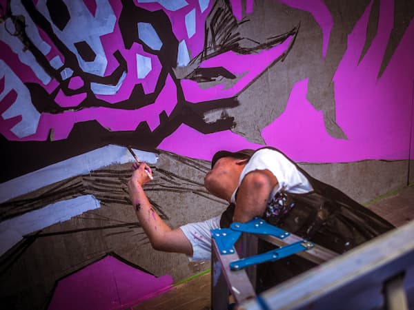 絵を描くアーティスト